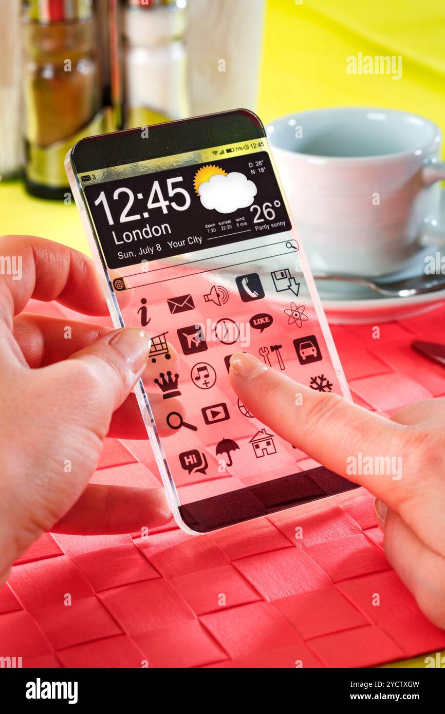 Smartphone con schermo trasparente nelle mani dell'uomo. Foto Stock