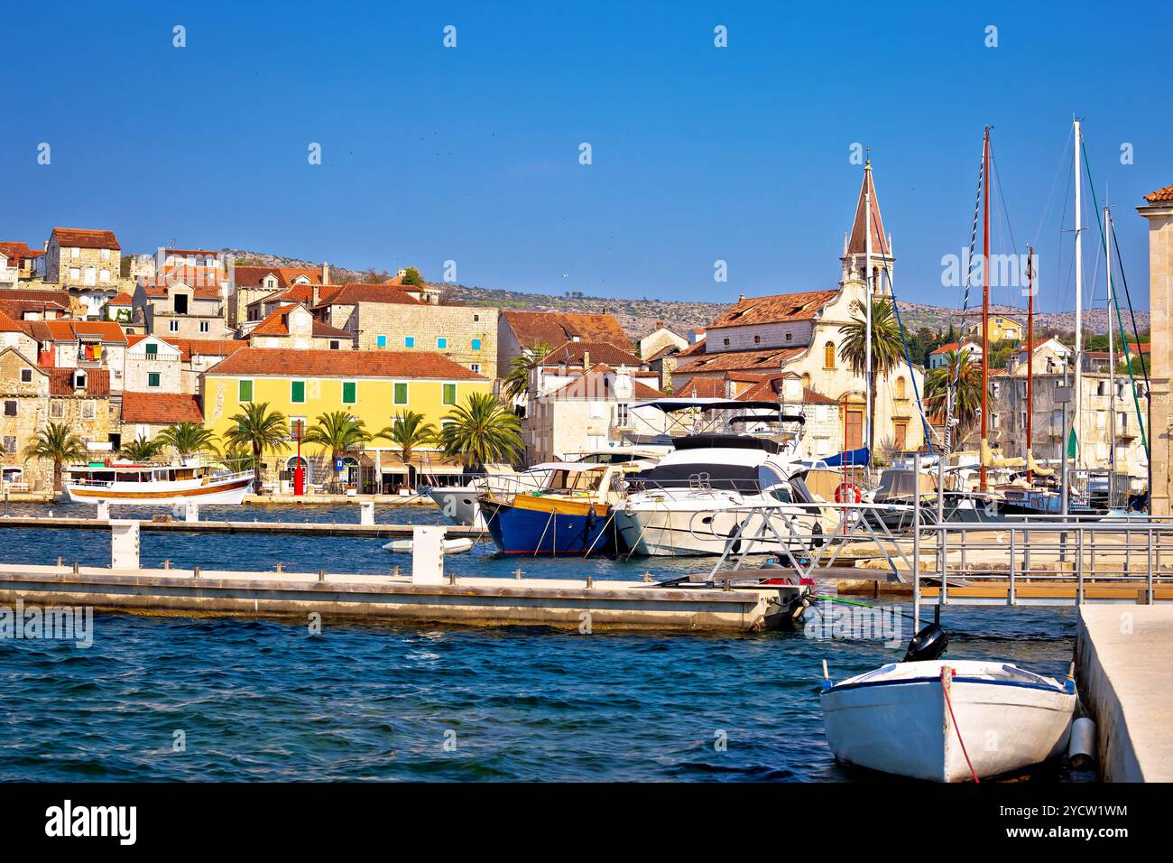 Città di Milna vista fronte mare Foto Stock