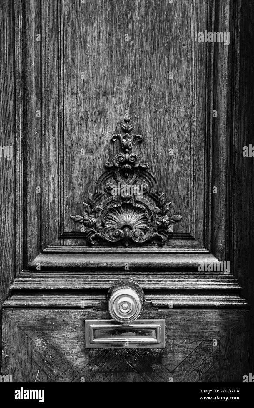 Vecchia porta in legno con intagli floreali. Parigi, Francia. Foto storica in bianco e nero. Foto Stock