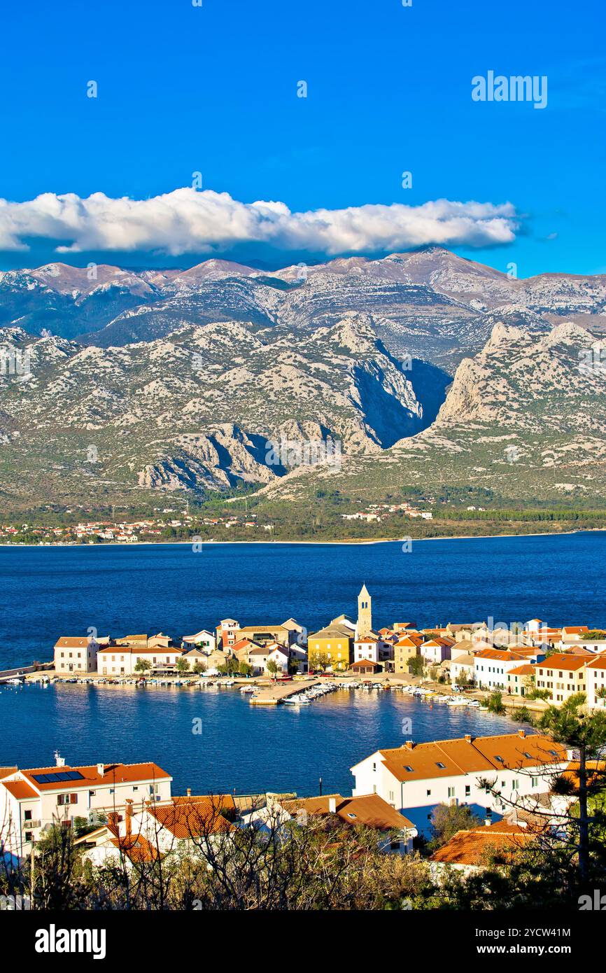 Vista della città di Vinjerac con Velebit Foto Stock