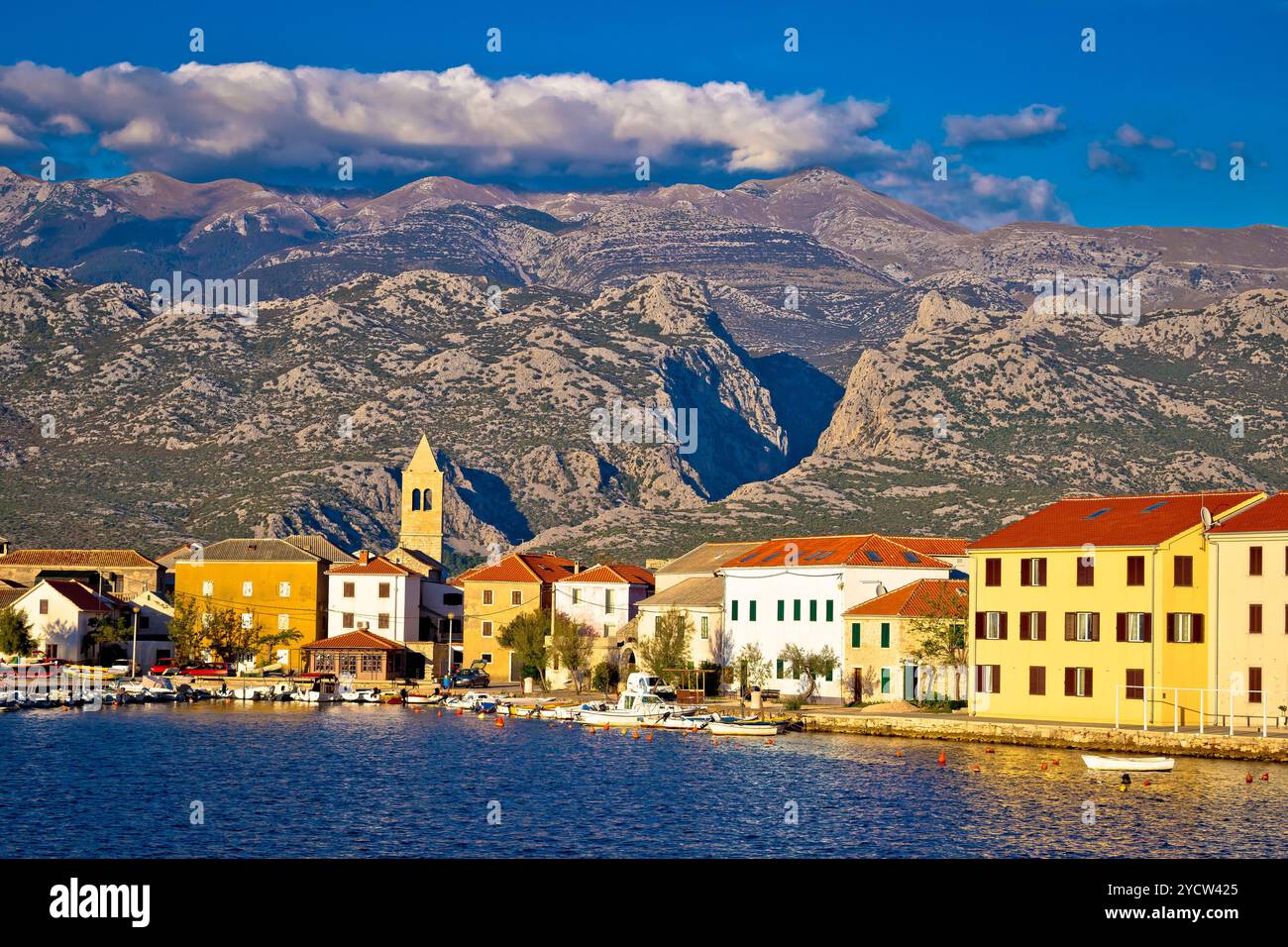 Vista della città di Vinjerac con Velebit Foto Stock
