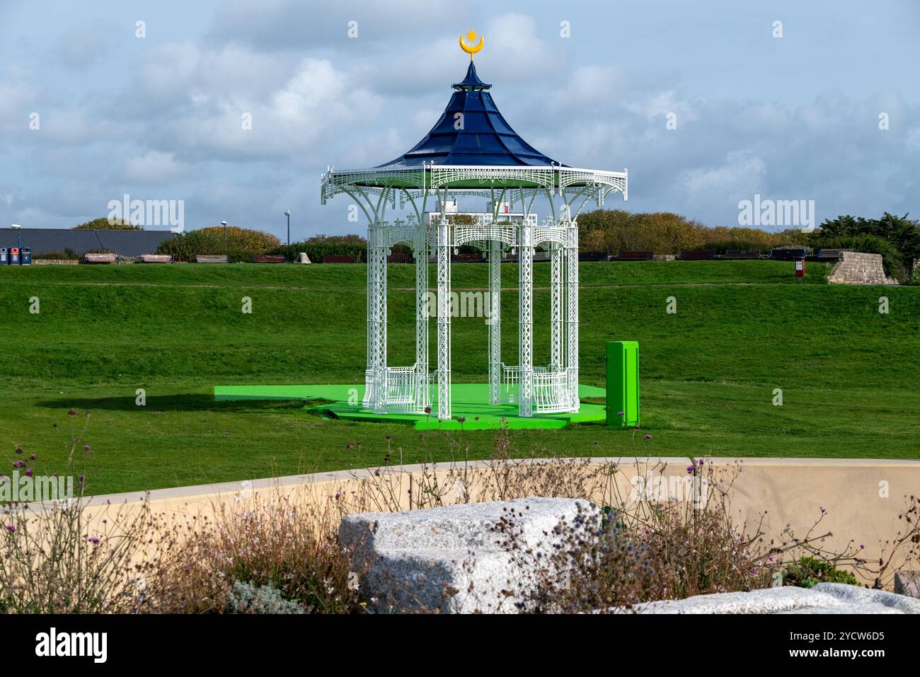 Band stand sul lungomare di Portsmouth di fronte al museo della storia del D-Day. Ottobre 2024. Foto Stock