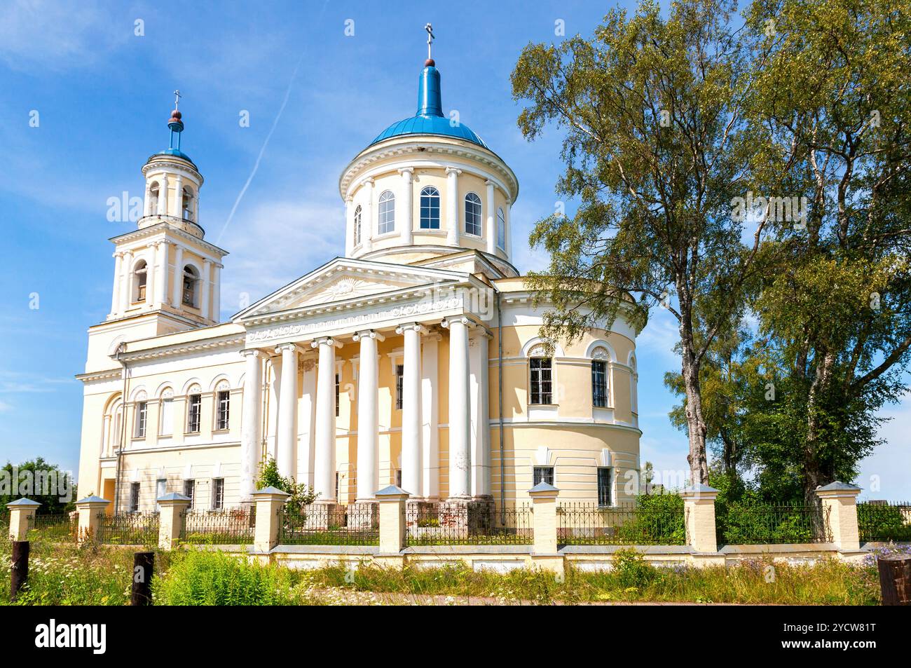 Tempio della Risurrezione nel villaggio di Seltso-Karelian, Regione di Tver, Russia. Cattedrale fu fondata nel 1847 Foto Stock