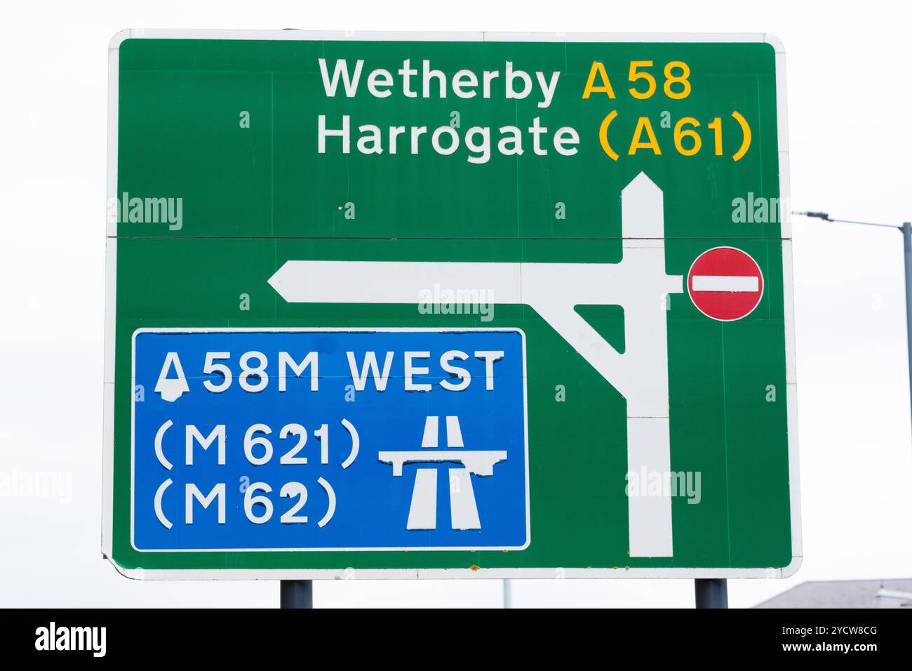Leeds Inghilterra: 4 giugno 2024: Segnaletica stradale direzionale che indica le strade per Wetherby e Harrogate con indicazioni stradali chiaramente contrassegnate in campagna Foto Stock
