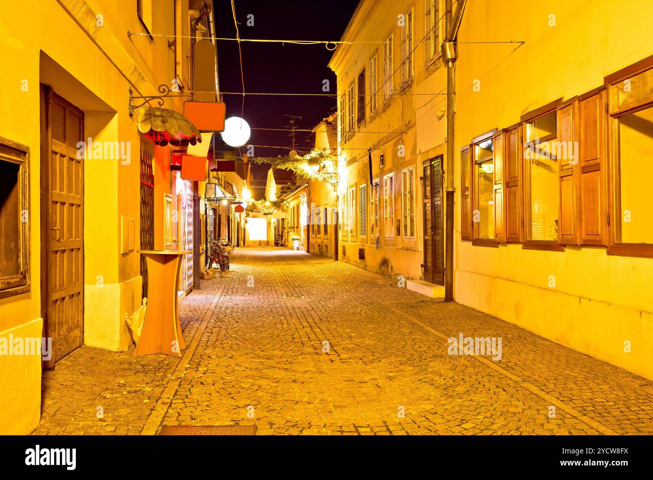 Antica strada di ciottoli di Varazdin vista serale Foto Stock