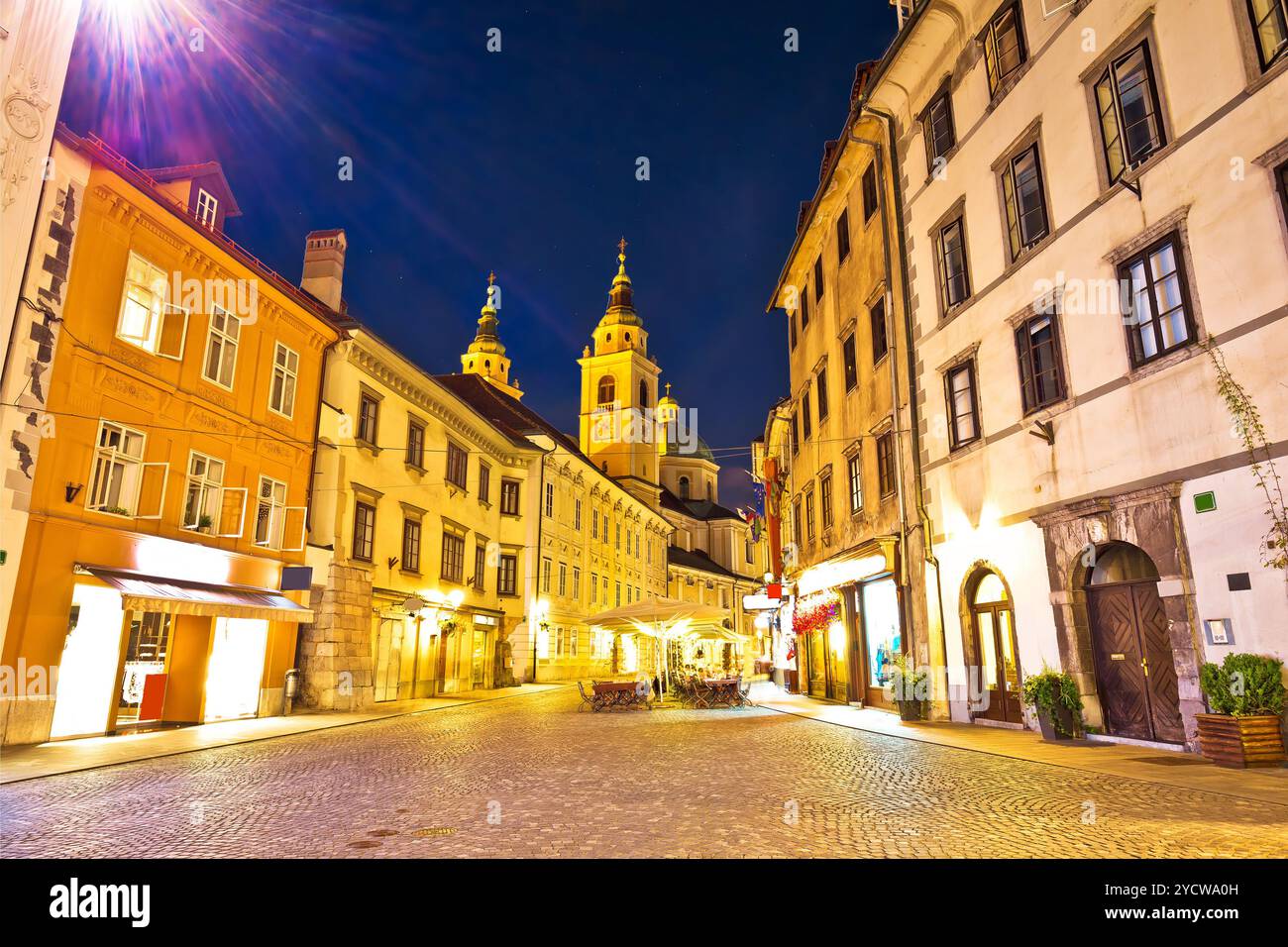 Città vecchia di Lubiana colorato street e architettura vista serale Foto Stock
