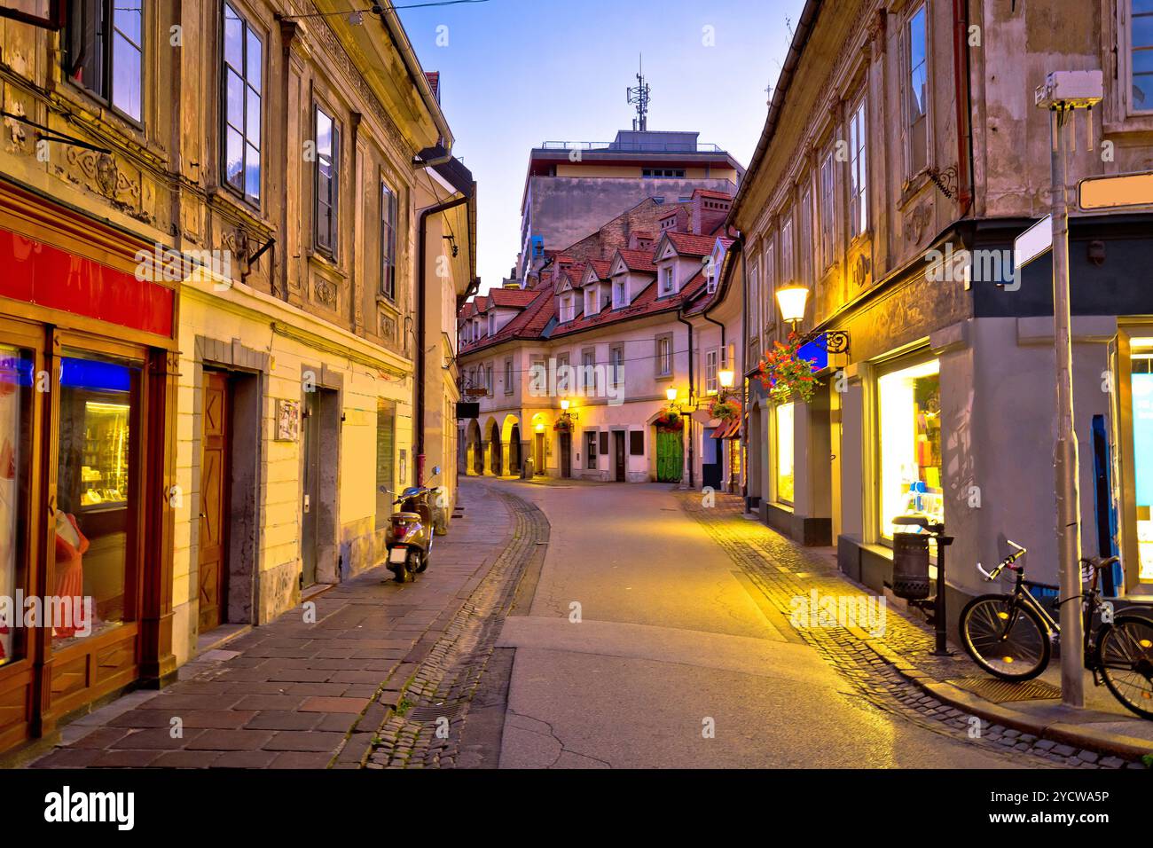 Vecchio Ljubljana cityscape strada di ciottoli vista serale Foto Stock
