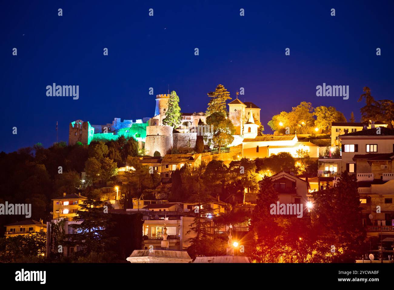 Santuario di Trsat e città vecchia vista notturna Foto Stock