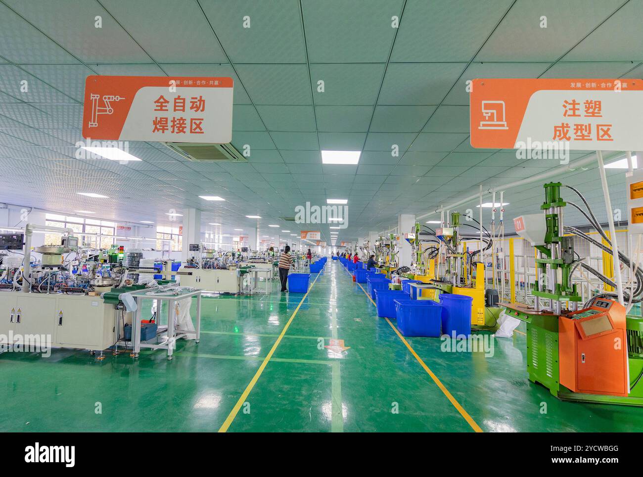 SUQIAN, CINA - 24 OTTOBRE 2024 - i lavoratori lavorano in una linea di produzione di elettronica a Suqian, provincia di Jiangsu, Cina, 24 ottobre 2024. Foto Stock