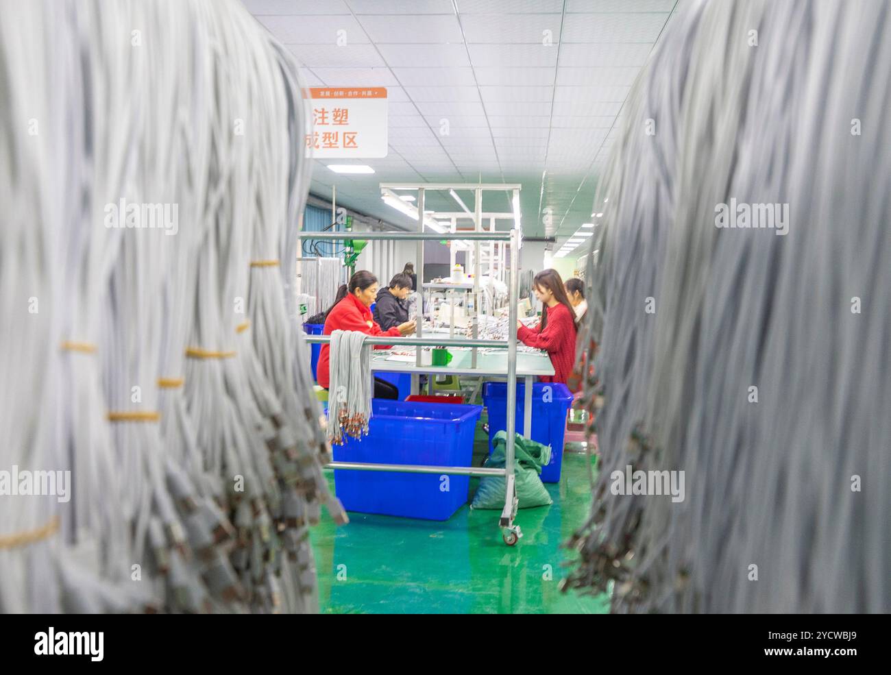 SUQIAN, CINA - 24 OTTOBRE 2024 - i lavoratori lavorano in una linea di produzione di elettronica a Suqian, provincia di Jiangsu, Cina, 24 ottobre 2024. Foto Stock