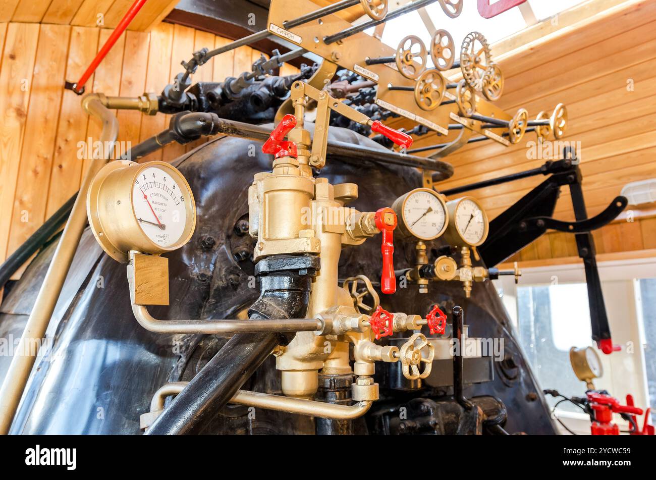 Caldaia per locomotive a vapore retrò con attrezzature ingegneristiche Foto Stock