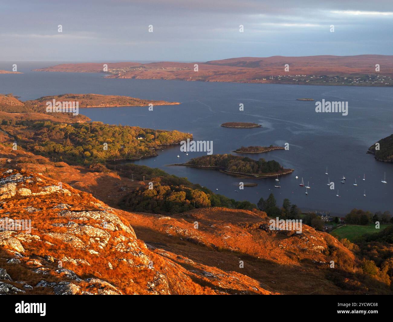 Luce dell'alba su Loch Gairloch, Scozia Foto Stock