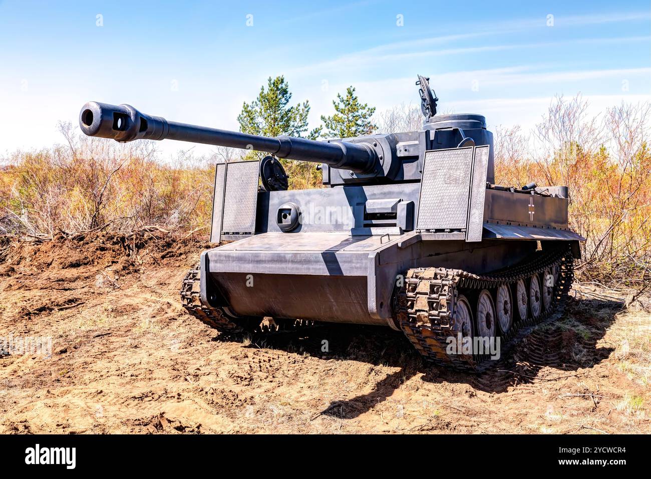 Carro armato Tiger tedesco d'epoca ricostruito sul campo di battaglia nelle giornate di sole d'estate Foto Stock