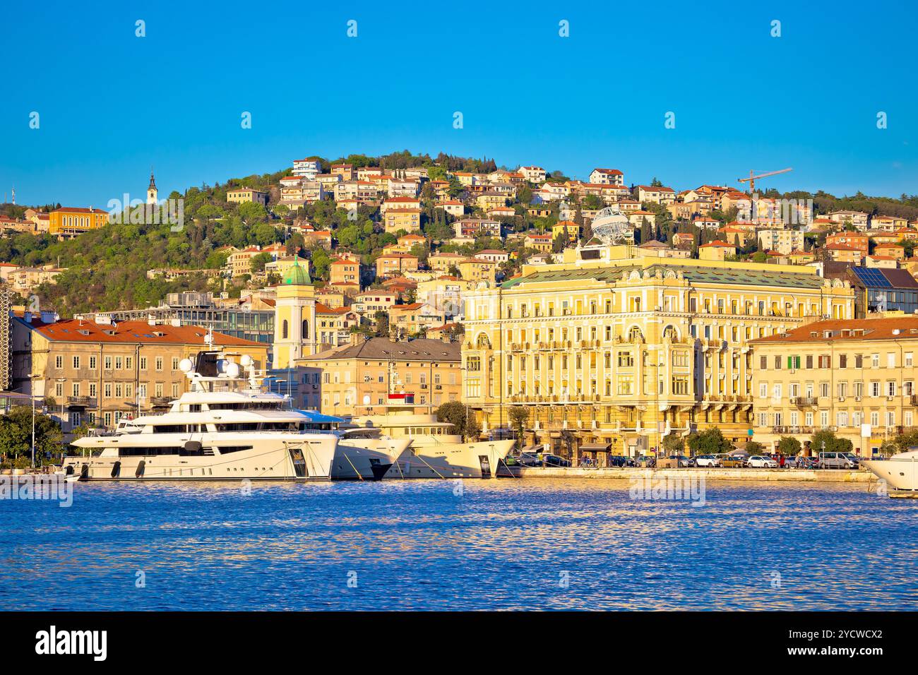 Città di Rijeka waterfront barche e vista di architettura Foto Stock