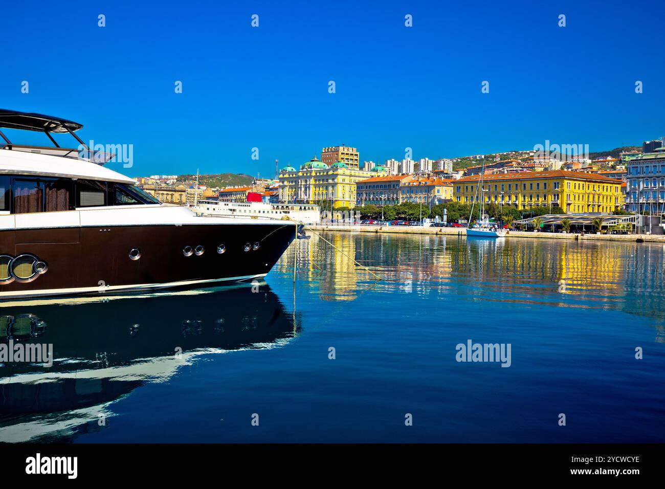 Vista sul lungomare della città di fiume, Foto Stock