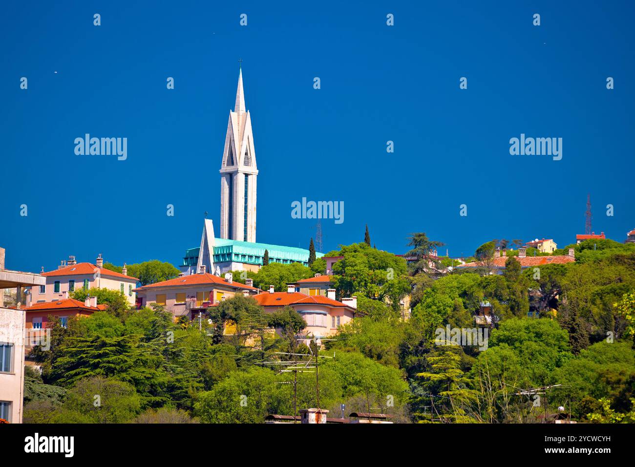 Città di Fiume collina vista della chiesa. Foto Stock