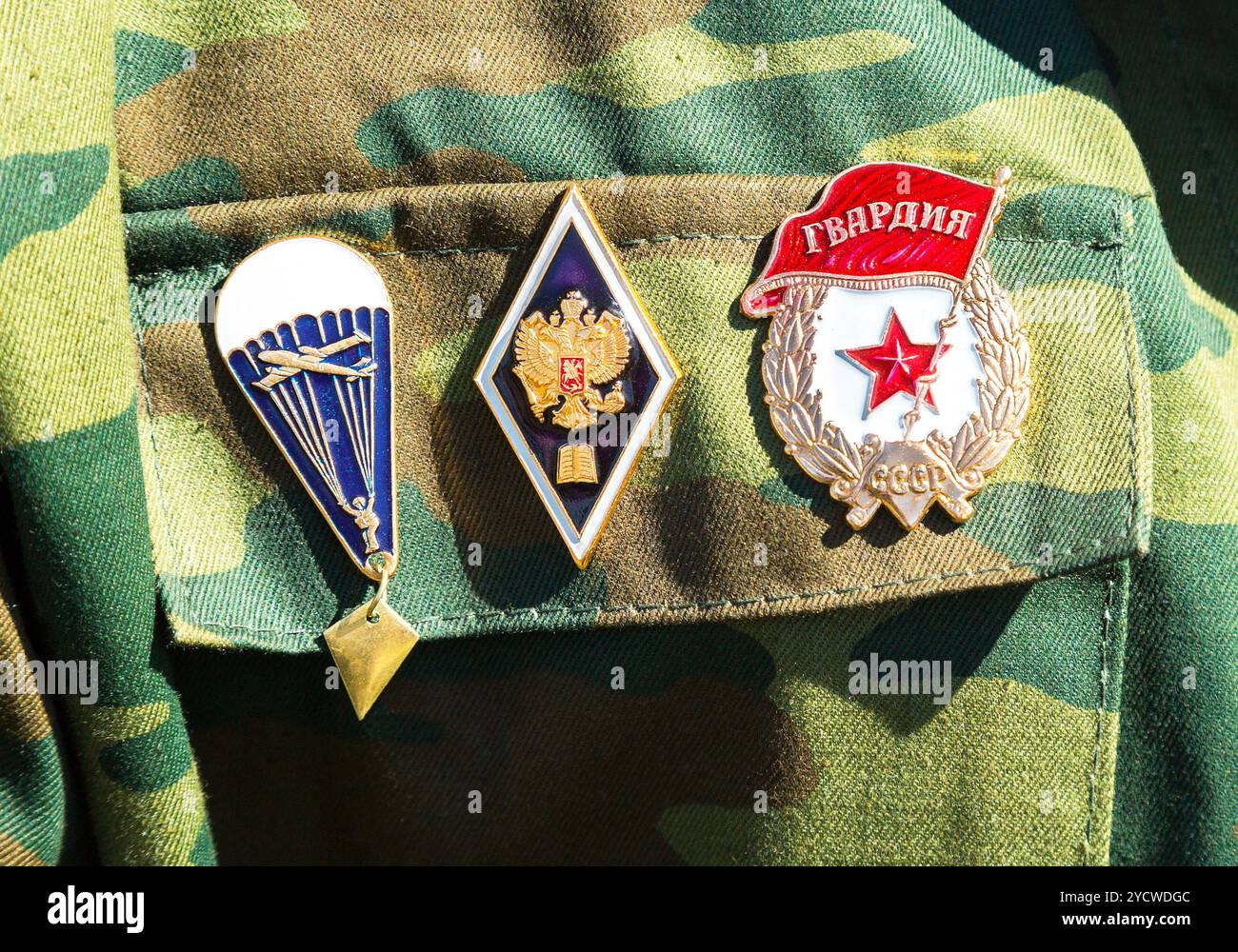 Diversi riconoscimenti e distintivi sull'uniforme militare russa Foto Stock