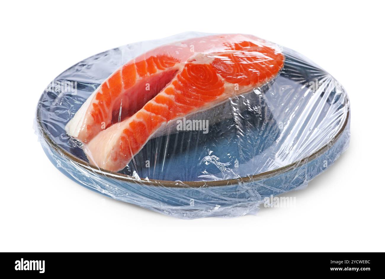 Piatto di salmone con involucro di plastica isolato su bianco Foto Stock