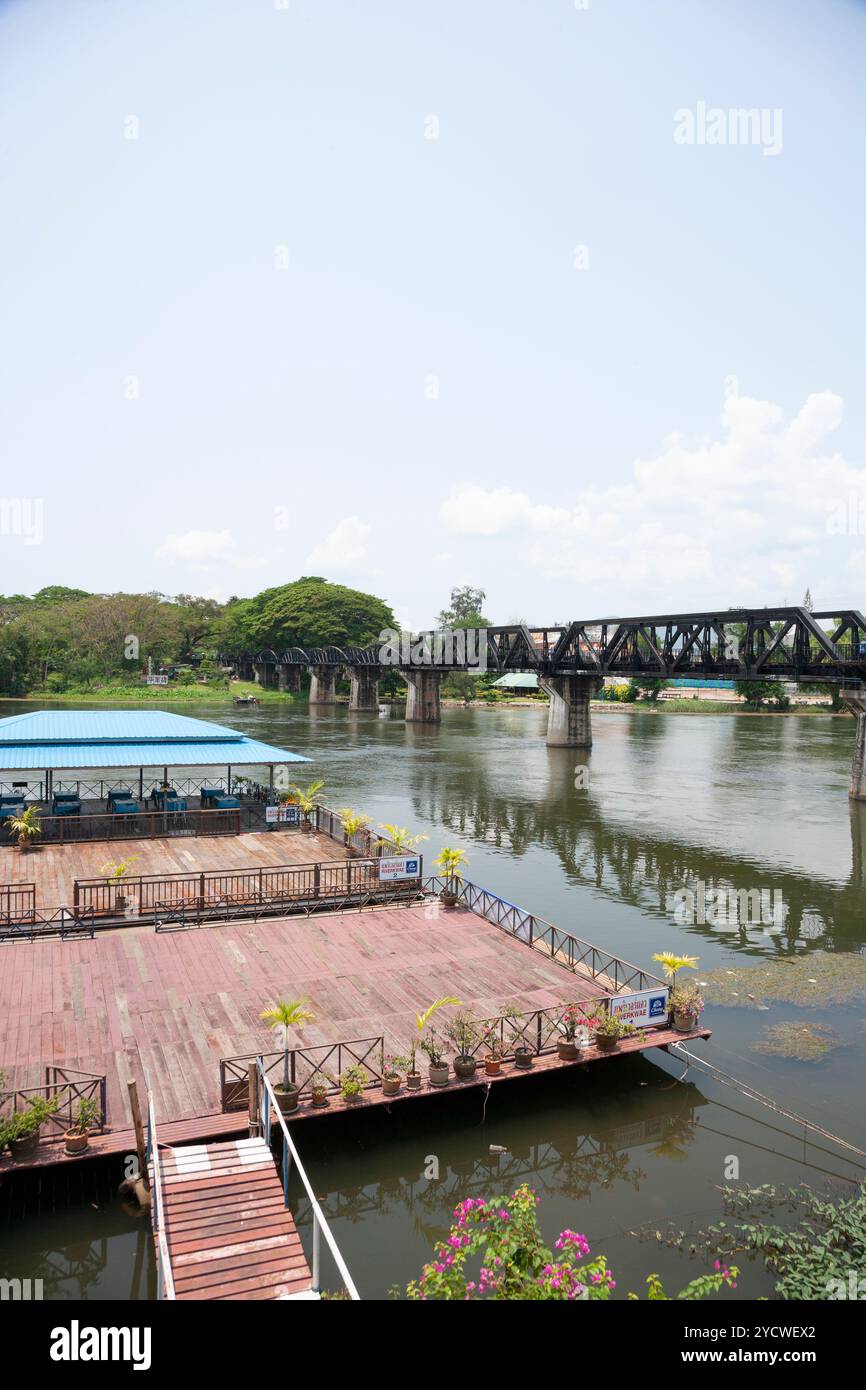 Kanchanaburi, Thailandia - 7 aprile 2011: Ponte sul fiume Kwai, Thailandia; questo ponte, numero 277, è stato costruito dai prigionieri di guerra e dai lavori forzati Foto Stock