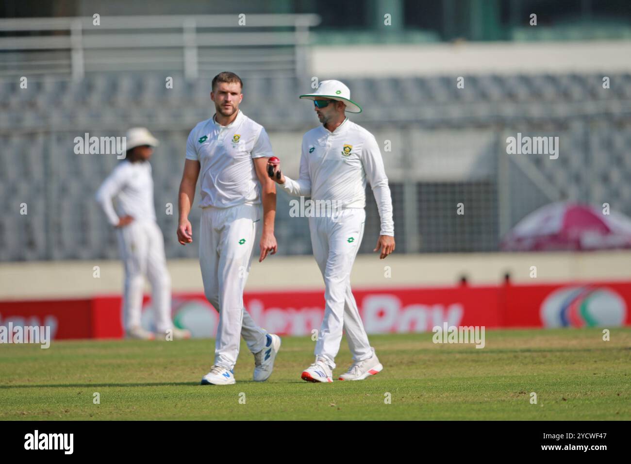 Wiaan Mulder (L) e Keshav Maharaj (R) durante il primo giorno di test del Bangladesh e del Sud Africa al Sher-e-Bangla National Cricket Stadium di Mirpur, D Foto Stock