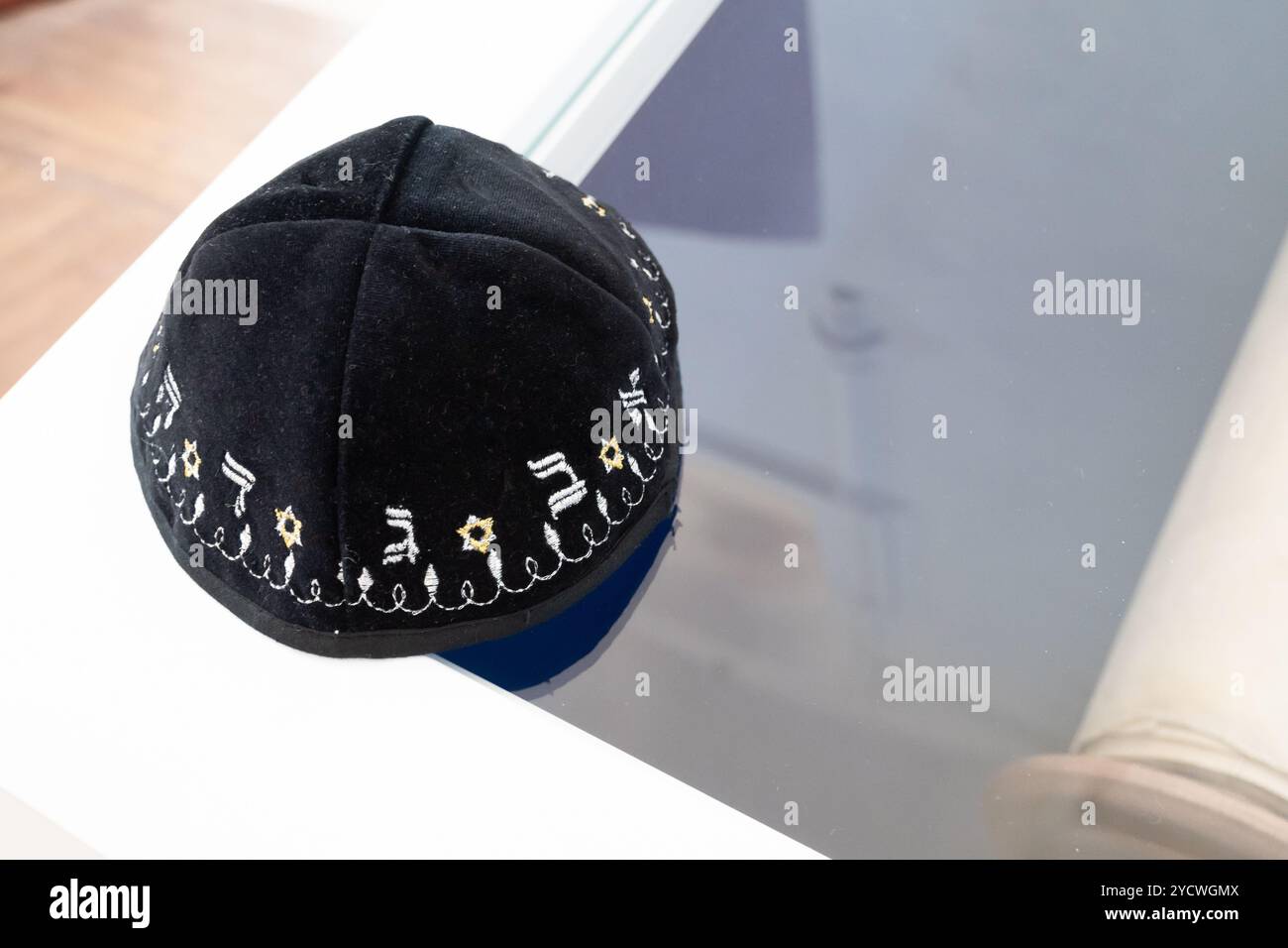 Un primo piano di kippa ebraica nera o yarmulke adornato con simboli ebraici come la stella di david - foto concettuale con spazio di copia Foto Stock
