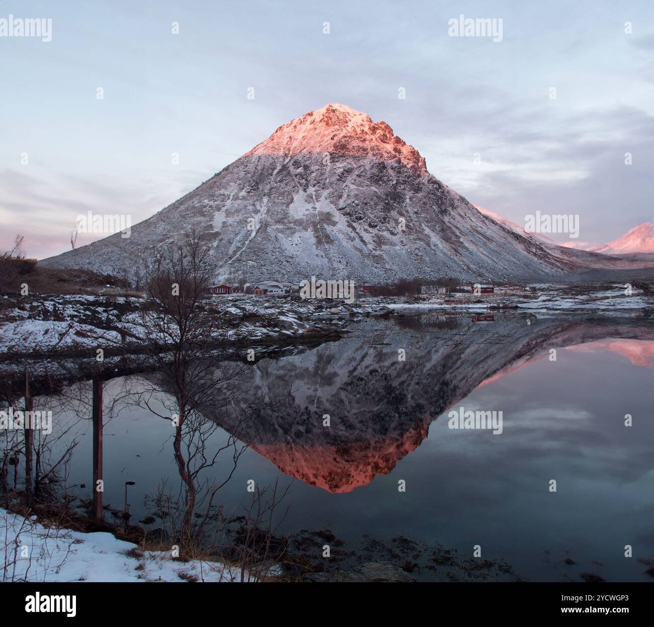 Riflessi del sole e dell'acqua della Norvegia artica, tramonto artico, cima rosa scintillante della montagna Foto Stock