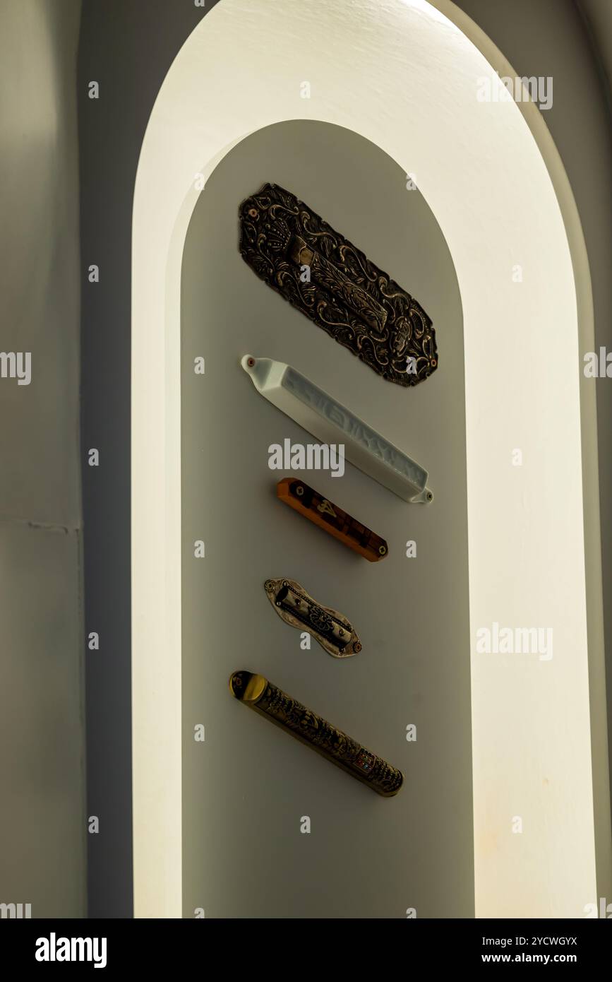 Wlodawa, Polonia, 21 settembre 2024 la collezione di mezuzah, attributi ebraici tradizionali, è appesa all'ingresso della casa, in un museo della sinagoga Foto Stock