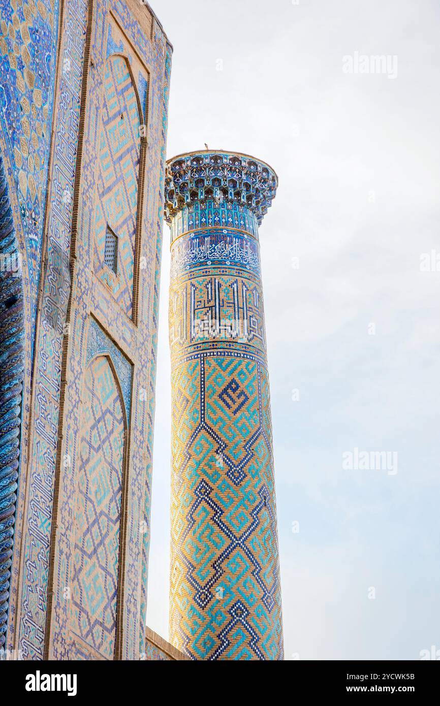 Minareto con piastrelle blu, Registan, Samarcanda Foto Stock