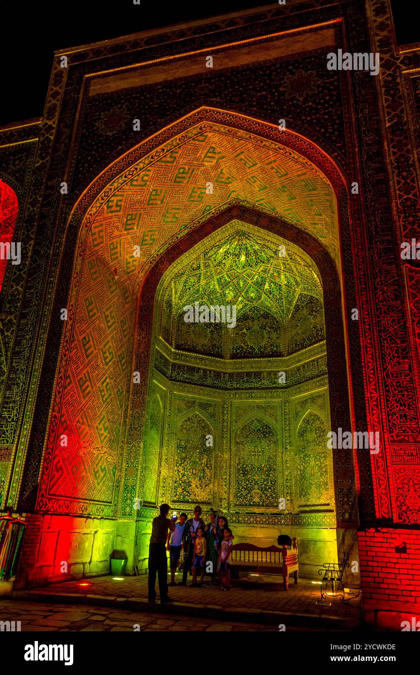 Registan di notte, Samarcanda, Uzbekistan Foto Stock