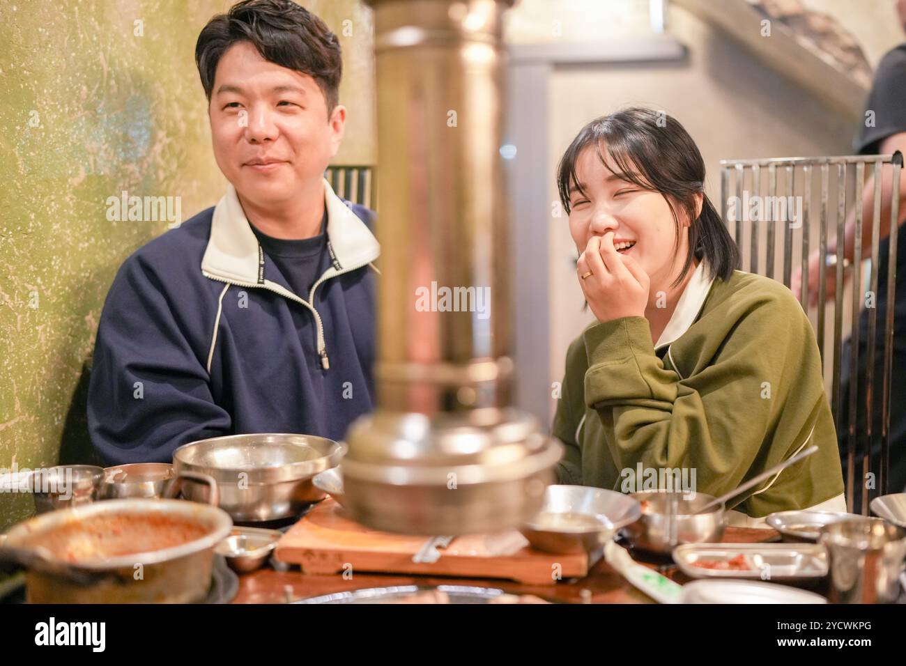 Una coppia coreana, un uomo di 30 anni e una donna di 20 anni, stanno cenando in un ristorante samgyeopsal a Seoul, Corea del Sud. Foto Stock