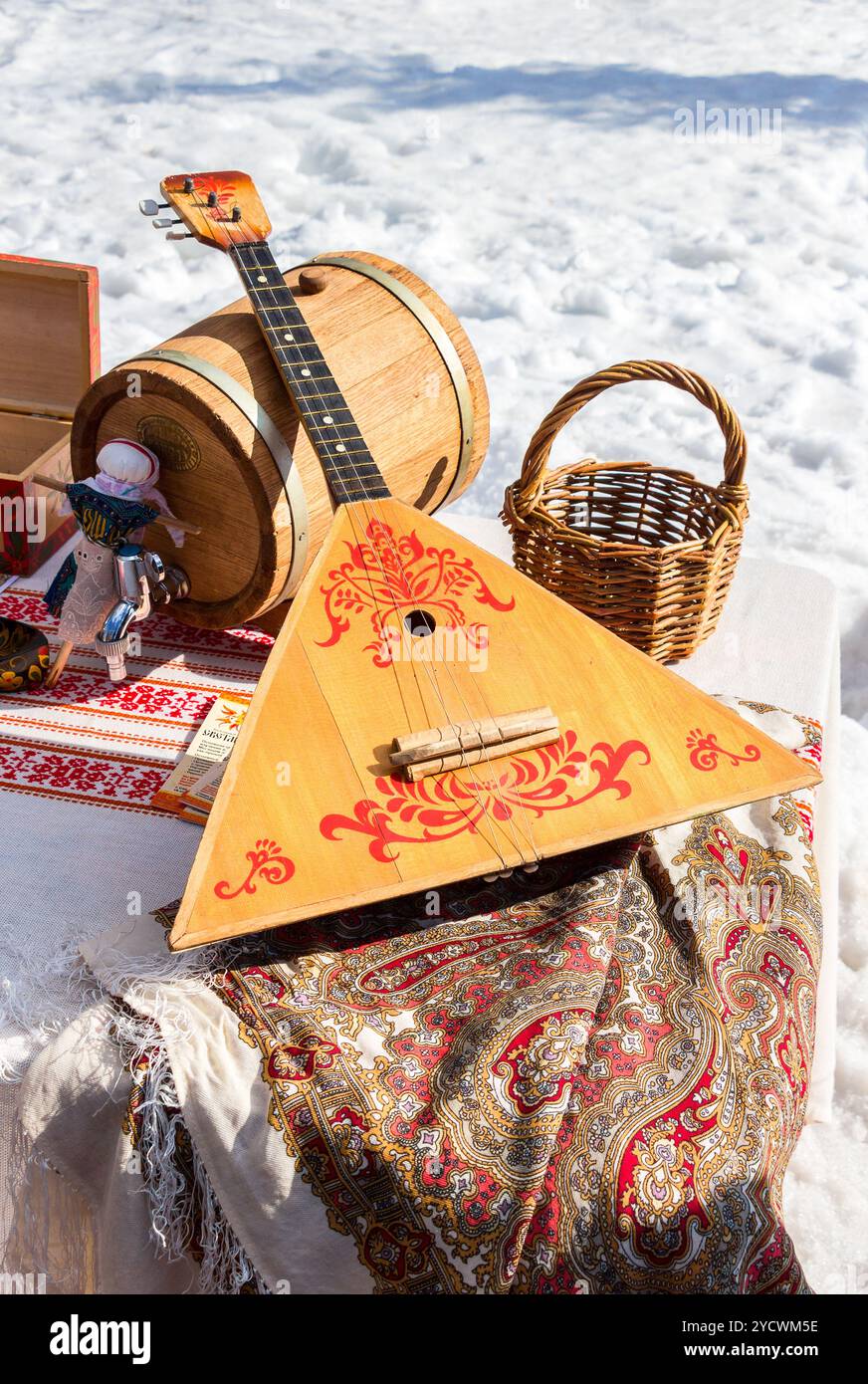 La balalaika e altri prodotti di folk russo arte oltre la neve sullo sfondo Foto Stock