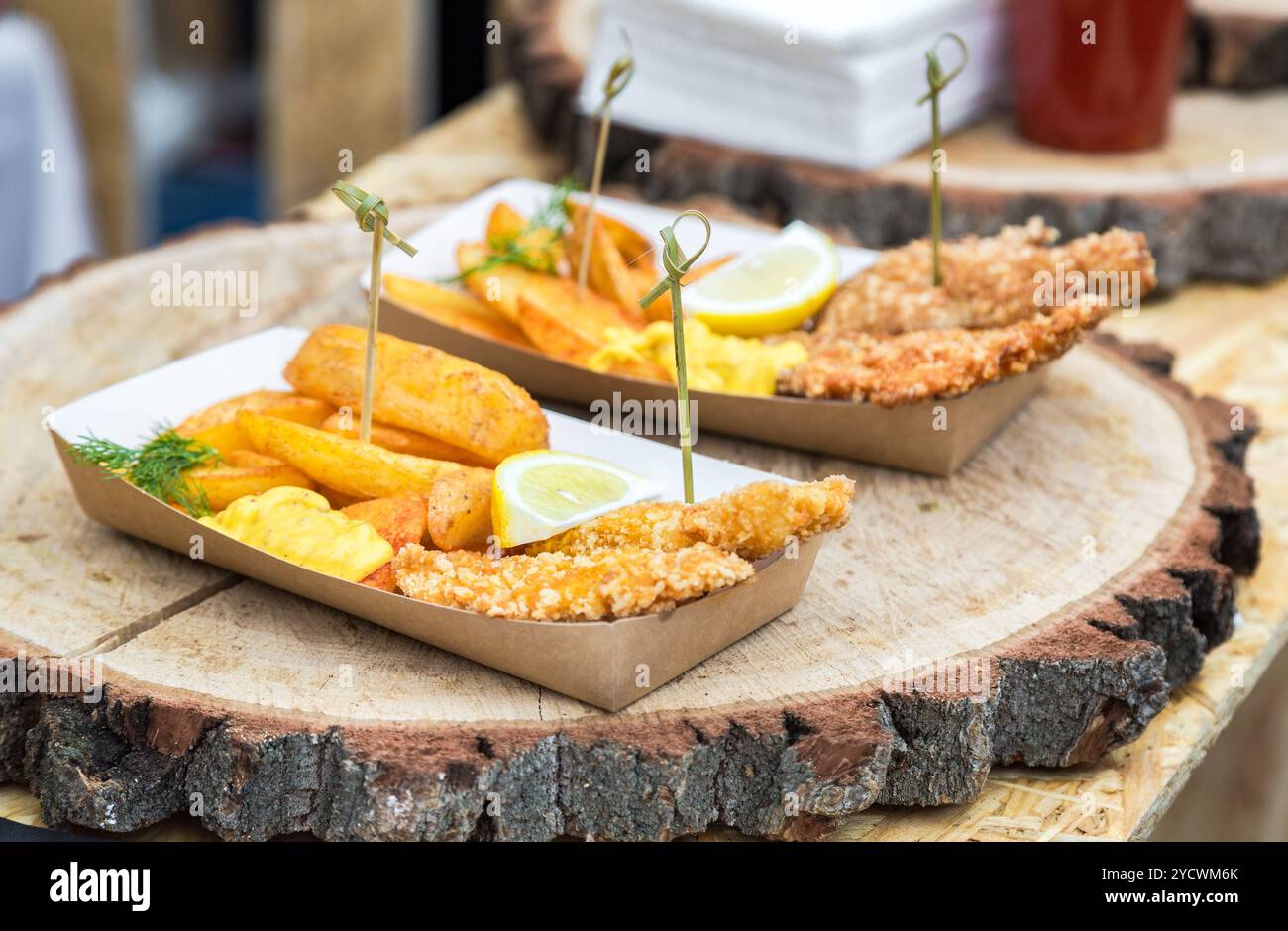 Patate fritte e carne di pollo con fettina di limone come creatività fast food Foto Stock