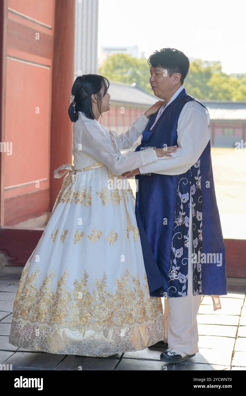 Una coppia coreana, un uomo di 30 anni e una donna di 20 anni, sono visti indossare l'hanbok e guardarsi l'un l'altro in un edificio storico a Seoul, nel Kor meridionale Foto Stock
