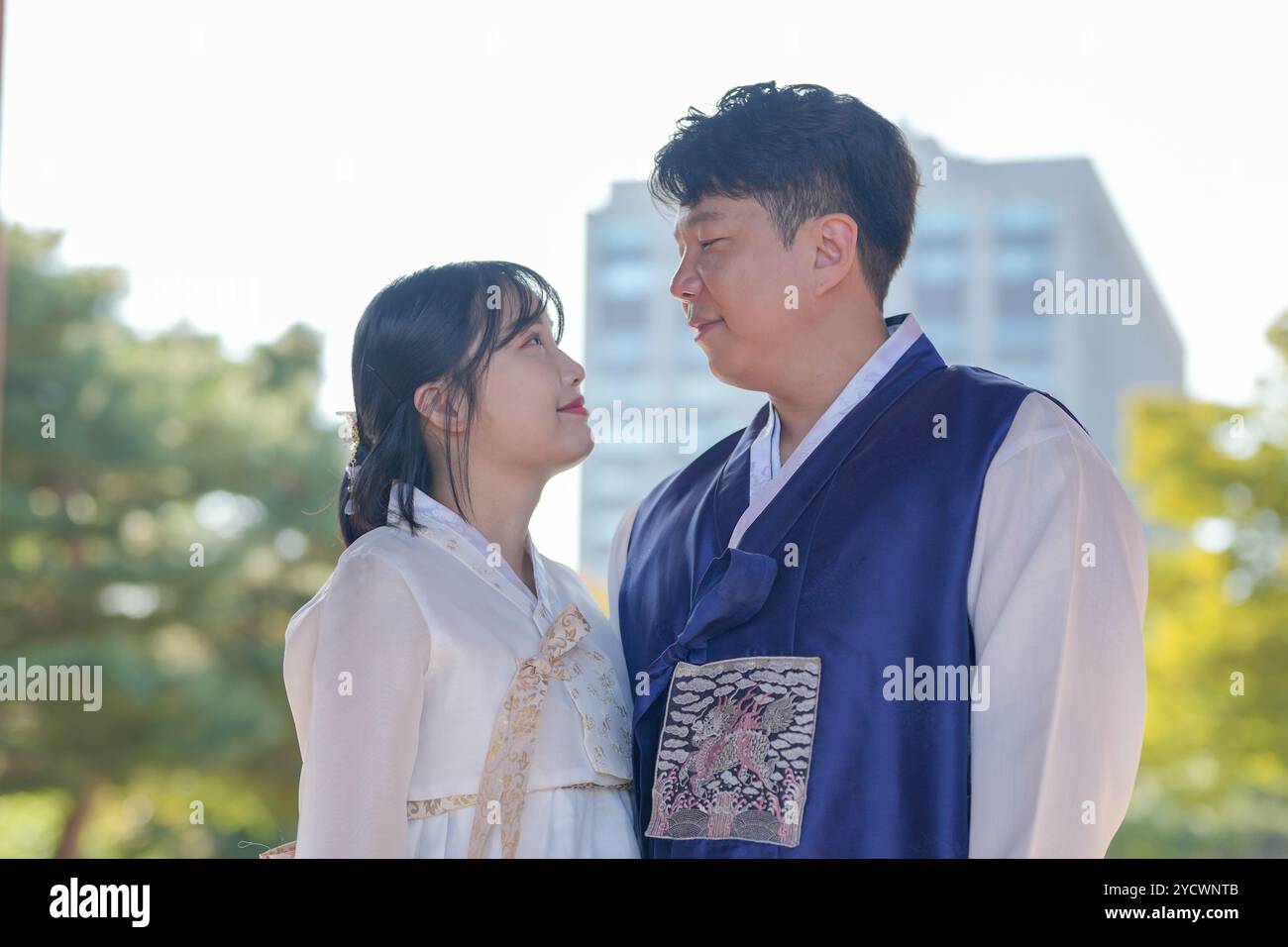 Una coppia coreana, un uomo di 30 anni e una donna di 20 anni, sono visti indossare l'hanbok e guardarsi l'un l'altro in un edificio storico a Seoul, nel Kor meridionale Foto Stock