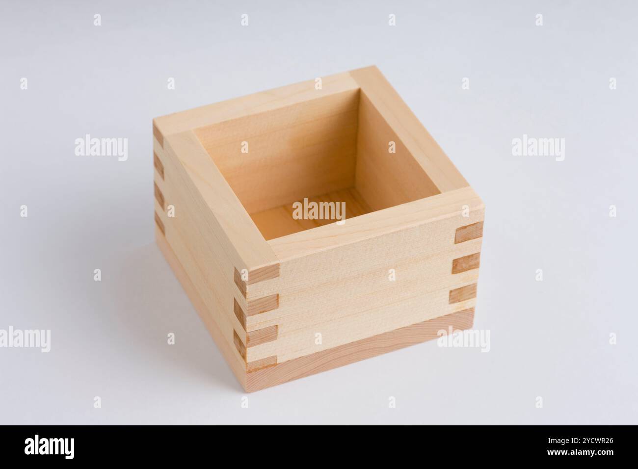 una piccola scatola di legno con una tazza da portata singola Foto Stock