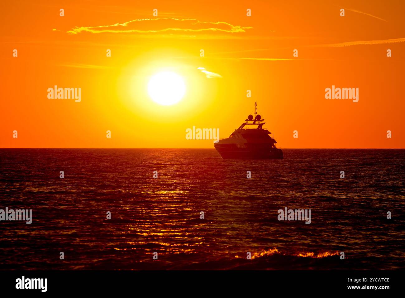 Yacht di lusso sul mare aperto al golden sunset Foto Stock