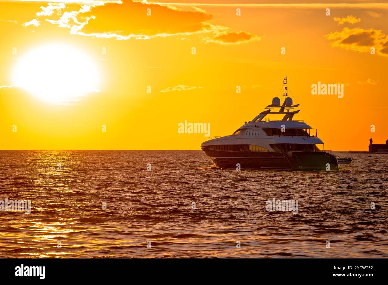 Yacht di lusso sul mare aperto al golden sunset Foto Stock