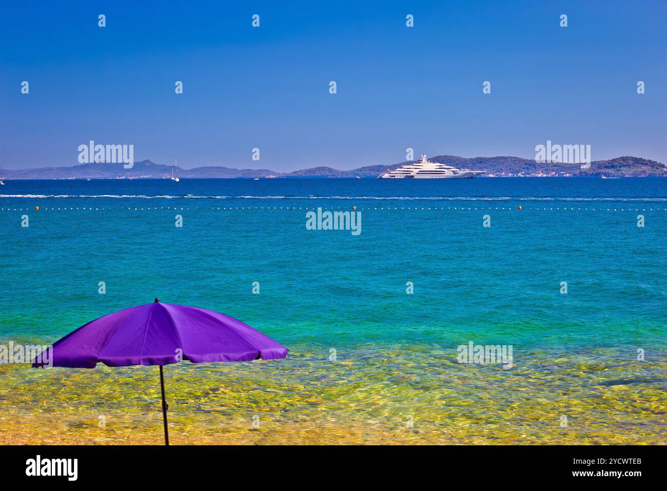 Spiaggia adriatica in Zadar con sfondo megayacht Foto Stock
