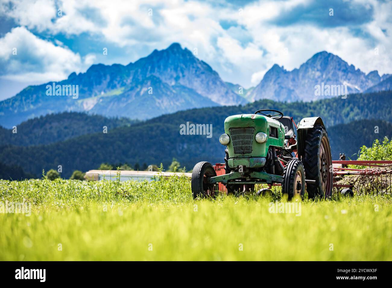 Vecchio trattore nelle praterie alpine Foto Stock