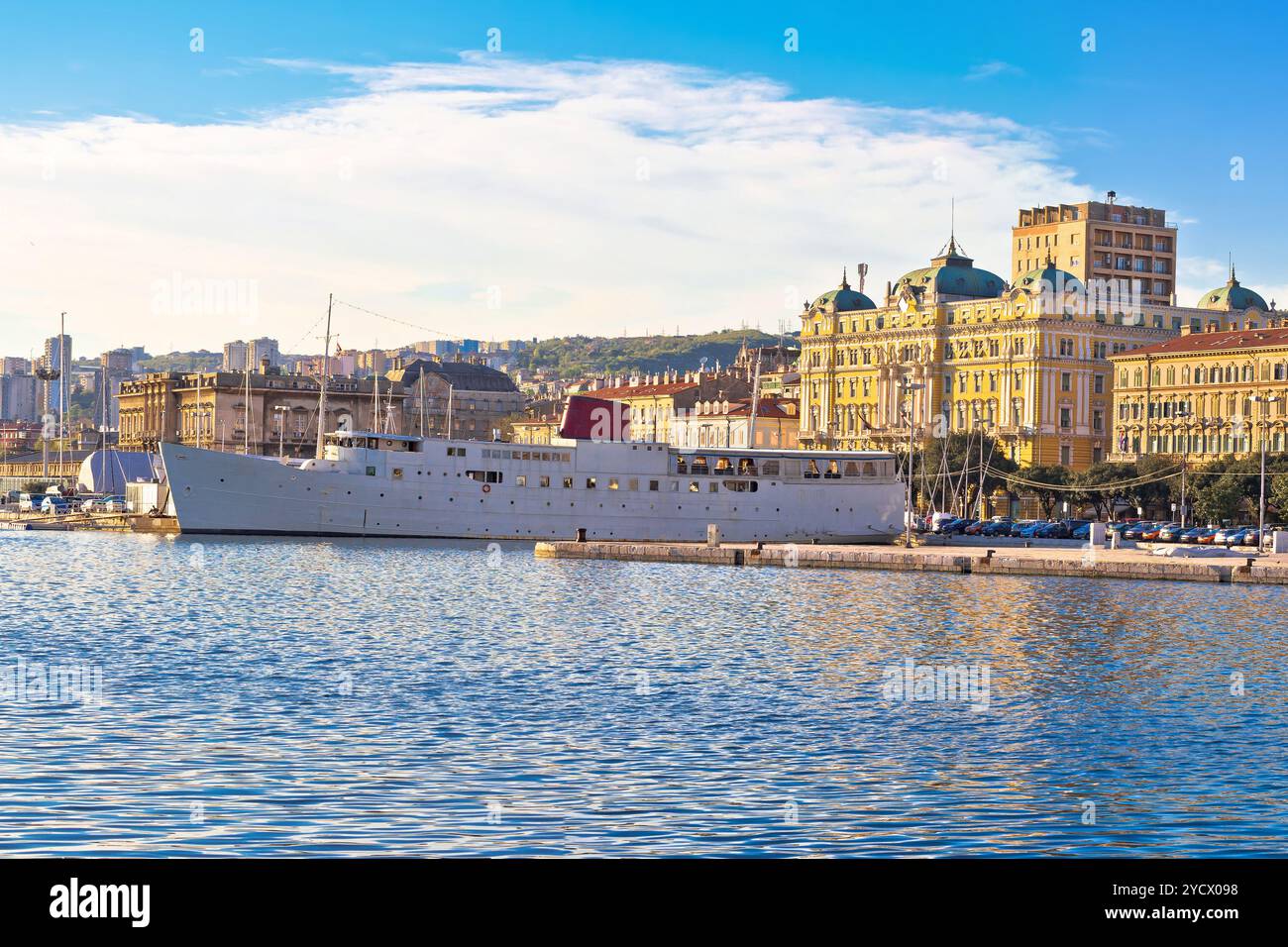 Città di Rijeka waterfront barche e architettura vista panoramica Foto Stock