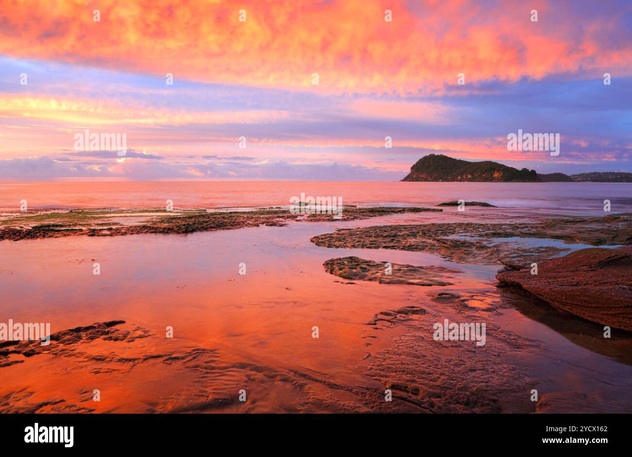 Splendida alba rossa sull'isola di Lion da Pearl Beach Foto Stock