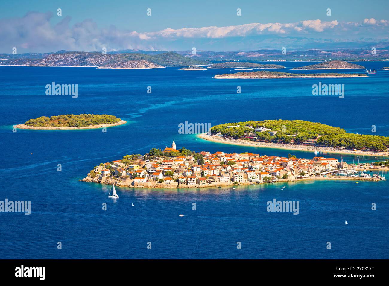Adriatico destinazione turistica di Primosten antenna arcipelago panoramico vista Foto Stock