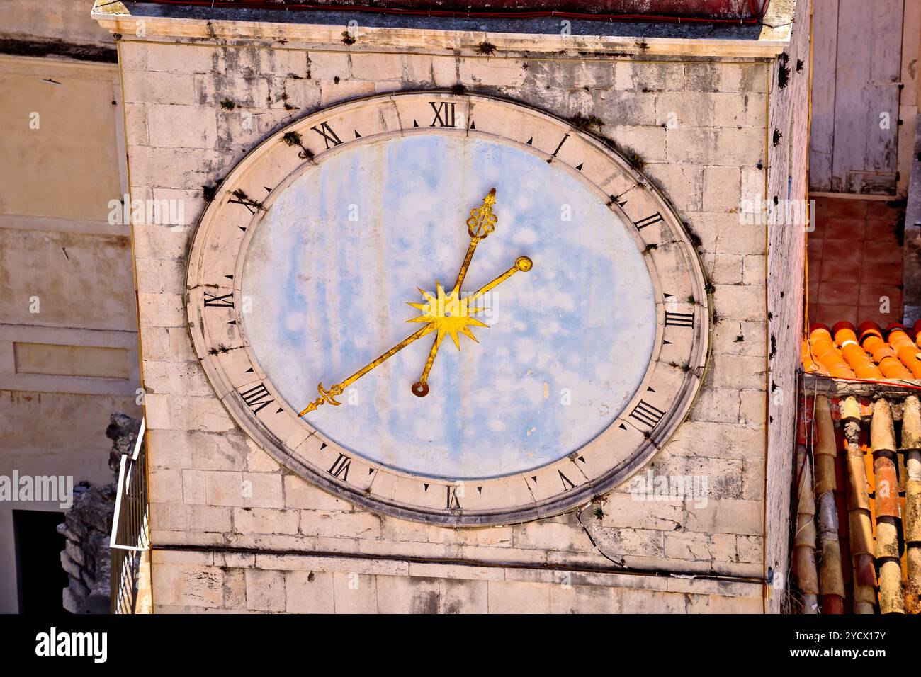 La città di Trogir piazza principale di clock tower vista ingrandita Foto Stock