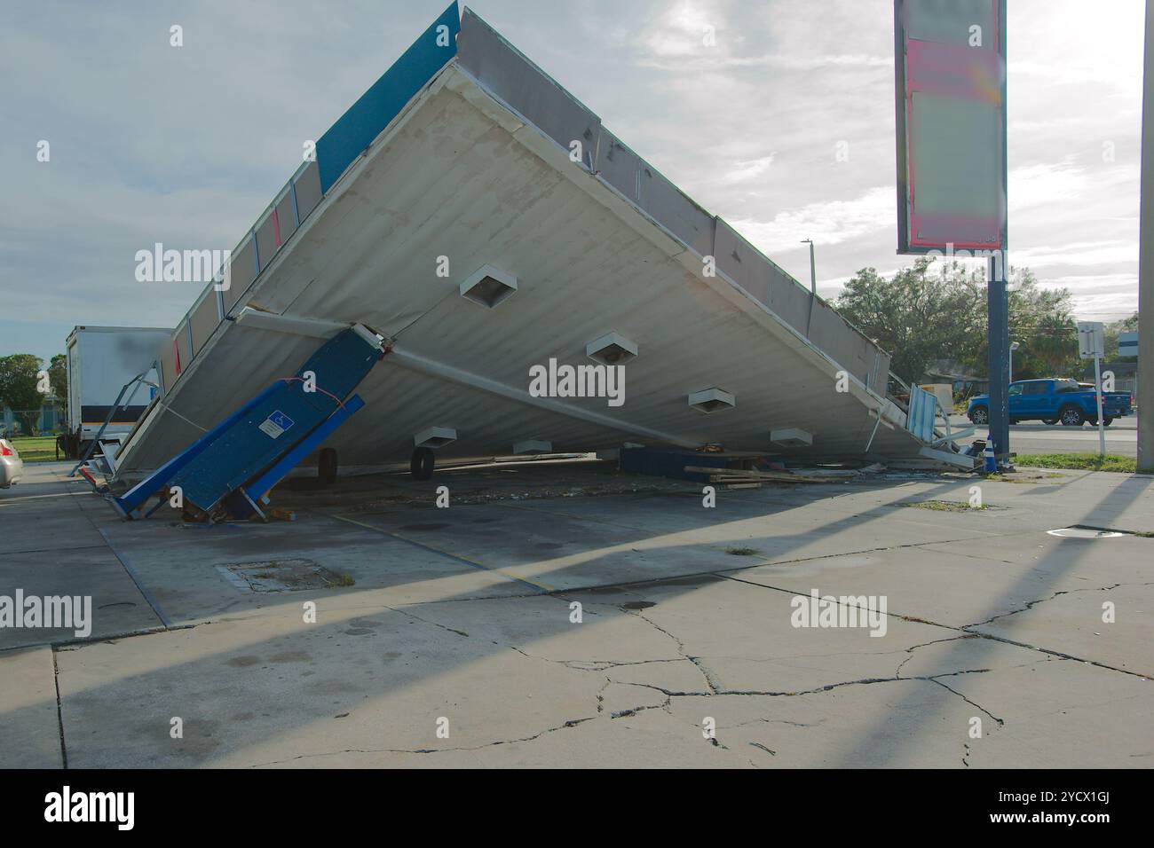 Forti tempeste hanno causato il crollo di un tetto a forma di triangolo su una stazione di servizio di riparazione. Danneggiato dopo gli uragani Helene e Milton a San Pietroburgo, F. Foto Stock