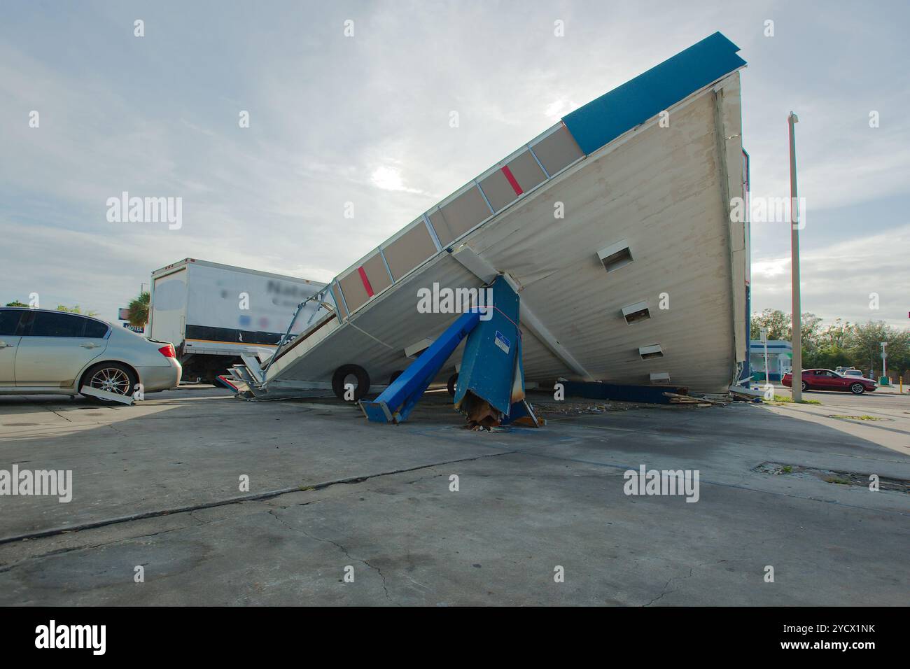 Forti tempeste hanno causato il crollo di un tetto a forma di triangolo su una stazione di servizio di riparazione. Danneggiato dopo gli uragani Helene e Milton a San Pietroburgo, F. Foto Stock