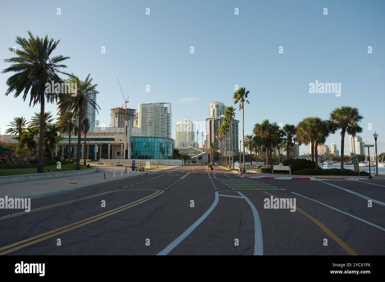 Vista da Bayshore Dr. Vicino ad Albert Whitted, linee principali della strada nel bacino sud degli yacht a St. Petersburg, Florida. Verso lo skyline del centro con la verde Foto Stock