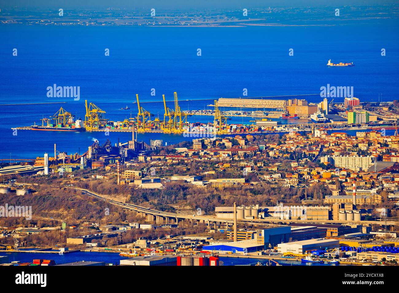 Città di Trieste vista aerea della zona industriale e del porto Foto Stock