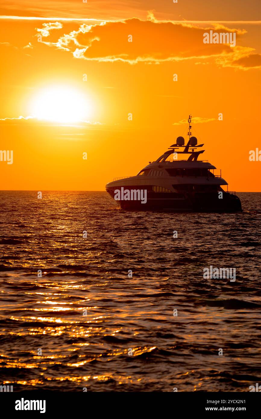 Yacht di lusso sul mare aperto al golden sunset Foto Stock