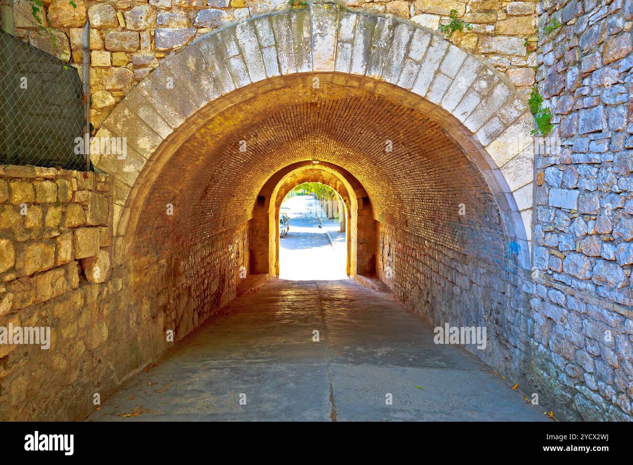 La città di Zadar storico in pietra passaggio di street view Foto Stock