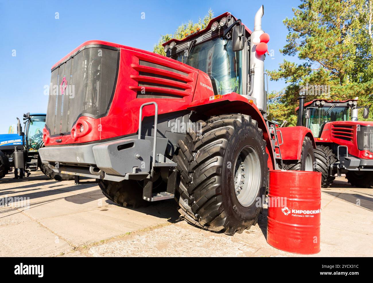 I moderni trattori agricoli Kirovets K9450 sono stati esposti all'annuale fiera agro-industriale Volga Foto Stock